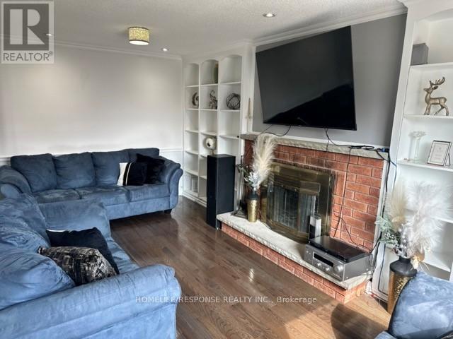 16 Cochrane Avenue, Brampton (Heart Lake East), Ontario  L6Z 4J4 - Photo 11 - W12873446