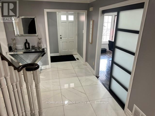 16 Cochrane Avenue, Brampton (Heart Lake East), Ontario  L6Z 4J4 - Photo 2 - W12873446