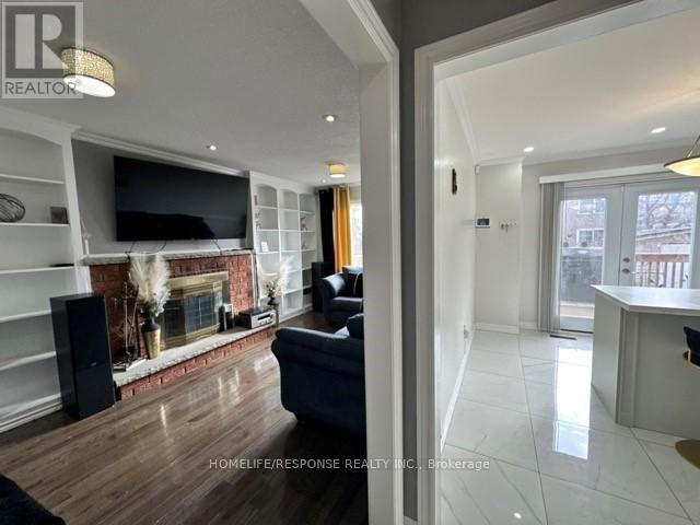 16 Cochrane Avenue, Brampton (Heart Lake East), Ontario  L6Z 4J4 - Photo 4 - W12873446