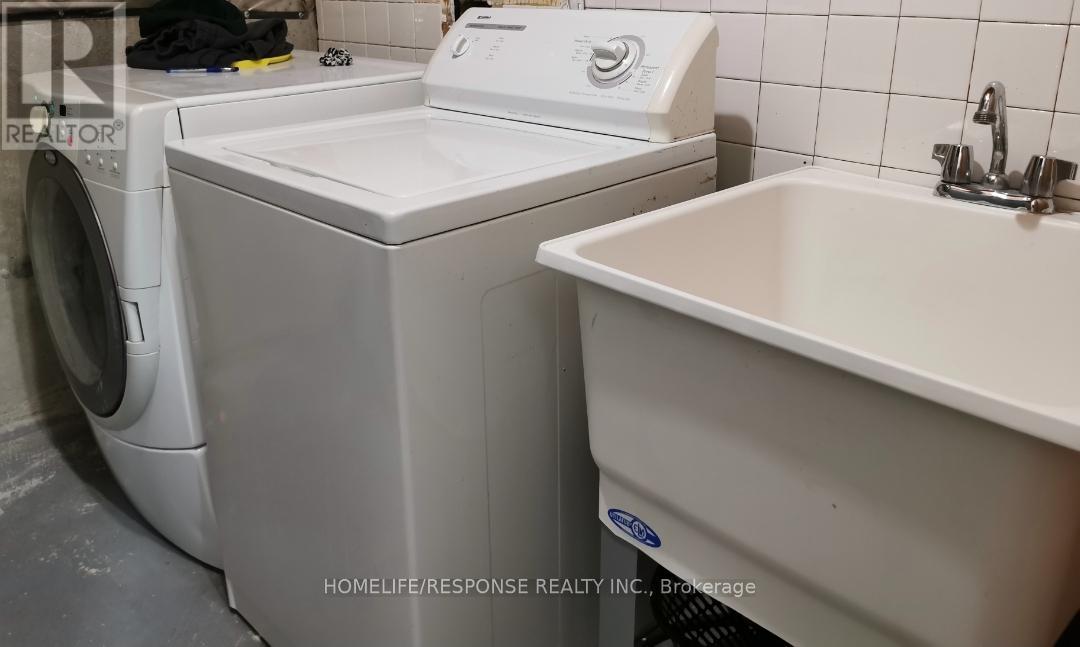 16 Cochrane Avenue, Brampton (Heart Lake East), Ontario  L6Z 4J4 - Photo 41 - W12873446