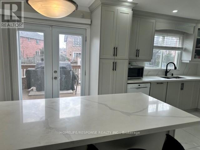 16 Cochrane Avenue, Brampton (Heart Lake East), Ontario  L6Z 4J4 - Photo 8 - W12873446