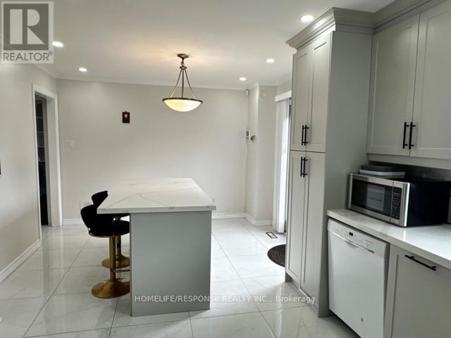 16 Cochrane Avenue, Brampton (Heart Lake East), Ontario  L6Z 4J4 - Photo 9 - W12873446