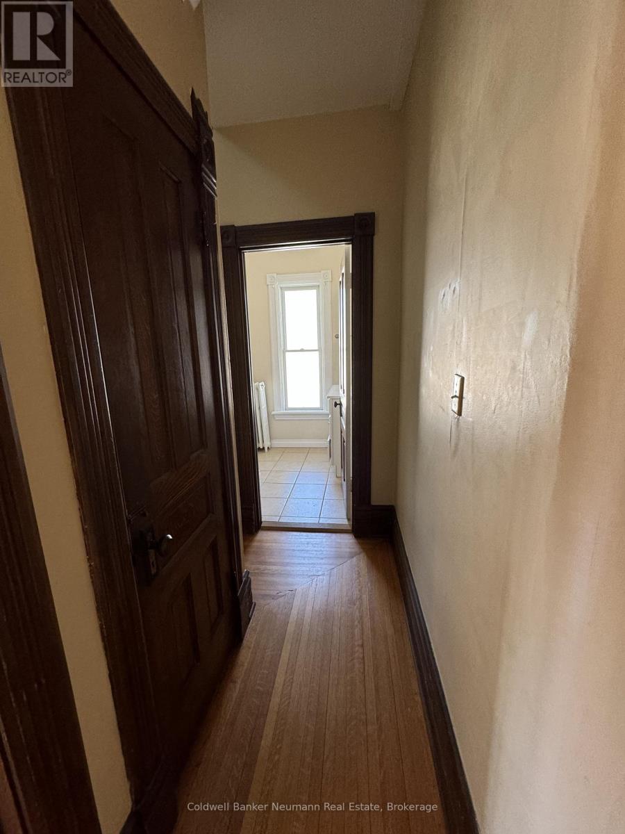 Upper - 376 Woolwich Street, Guelph (Exhibition Park), Ontario  N1H 3W7 - Photo 5 - X12873478