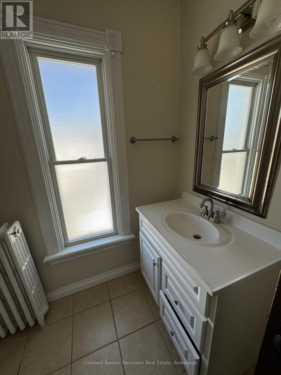 Upper - 376 Woolwich Street, Guelph (Exhibition Park), Ontario  N1H 3W7 - Photo 7 - X12873478