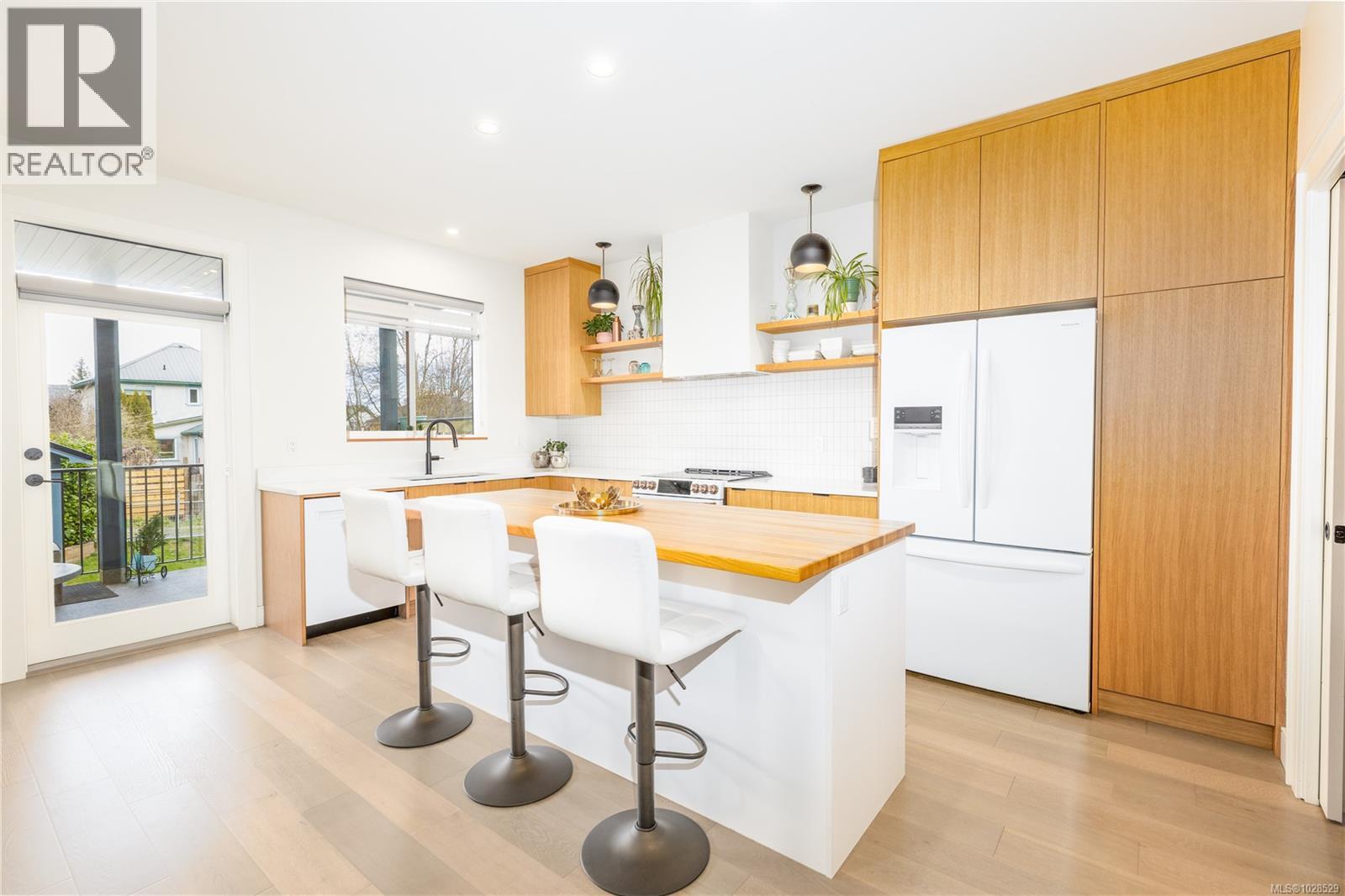 2746 Penrith Ave, Cumberland, British Columbia  V0R 1S0 - Photo 2 - 1028529