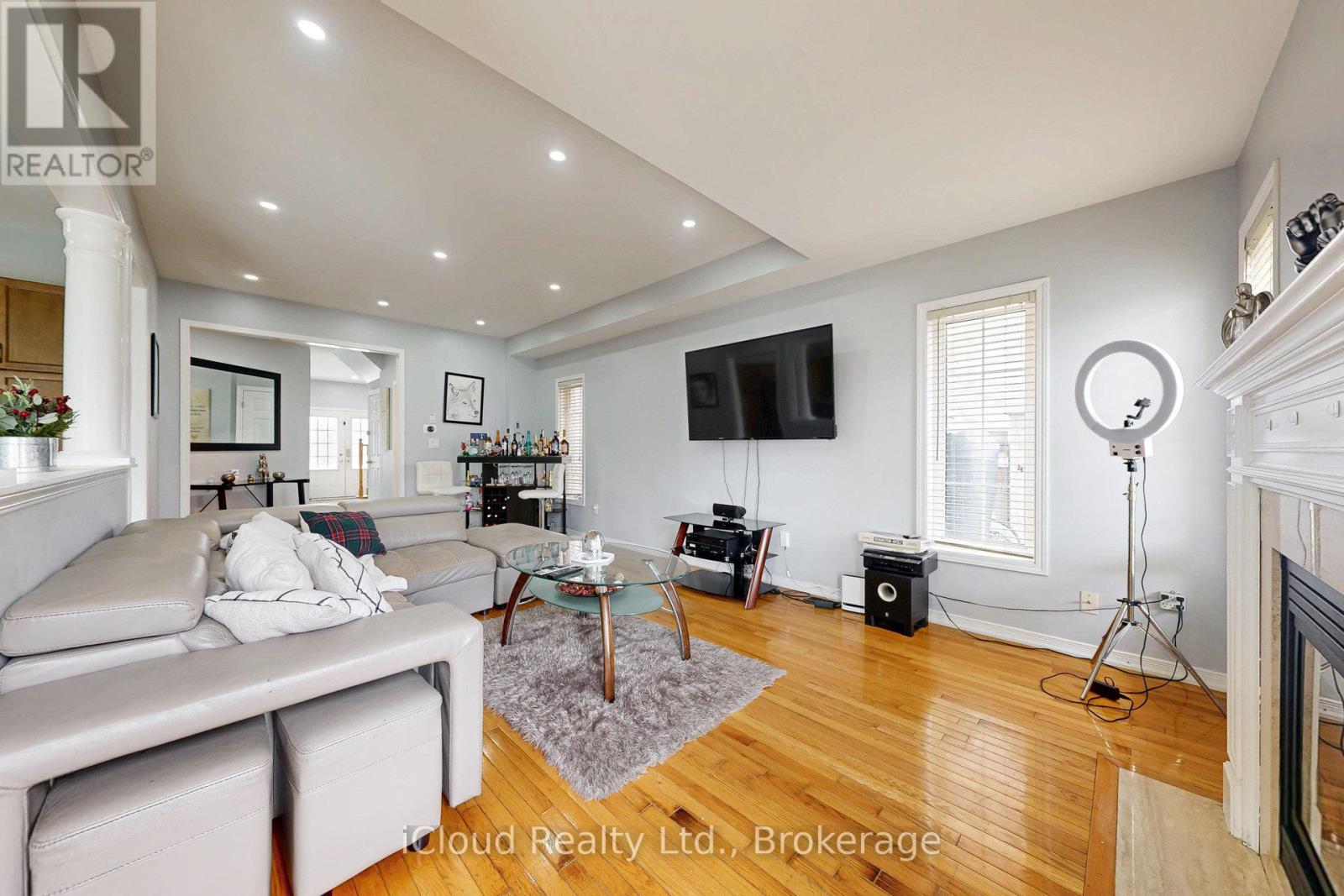 6 Mt Pleasant Avenue, Whitby (Blue Grass Meadows), Ontario  L1N 0C8 - Photo 11 - E12873508