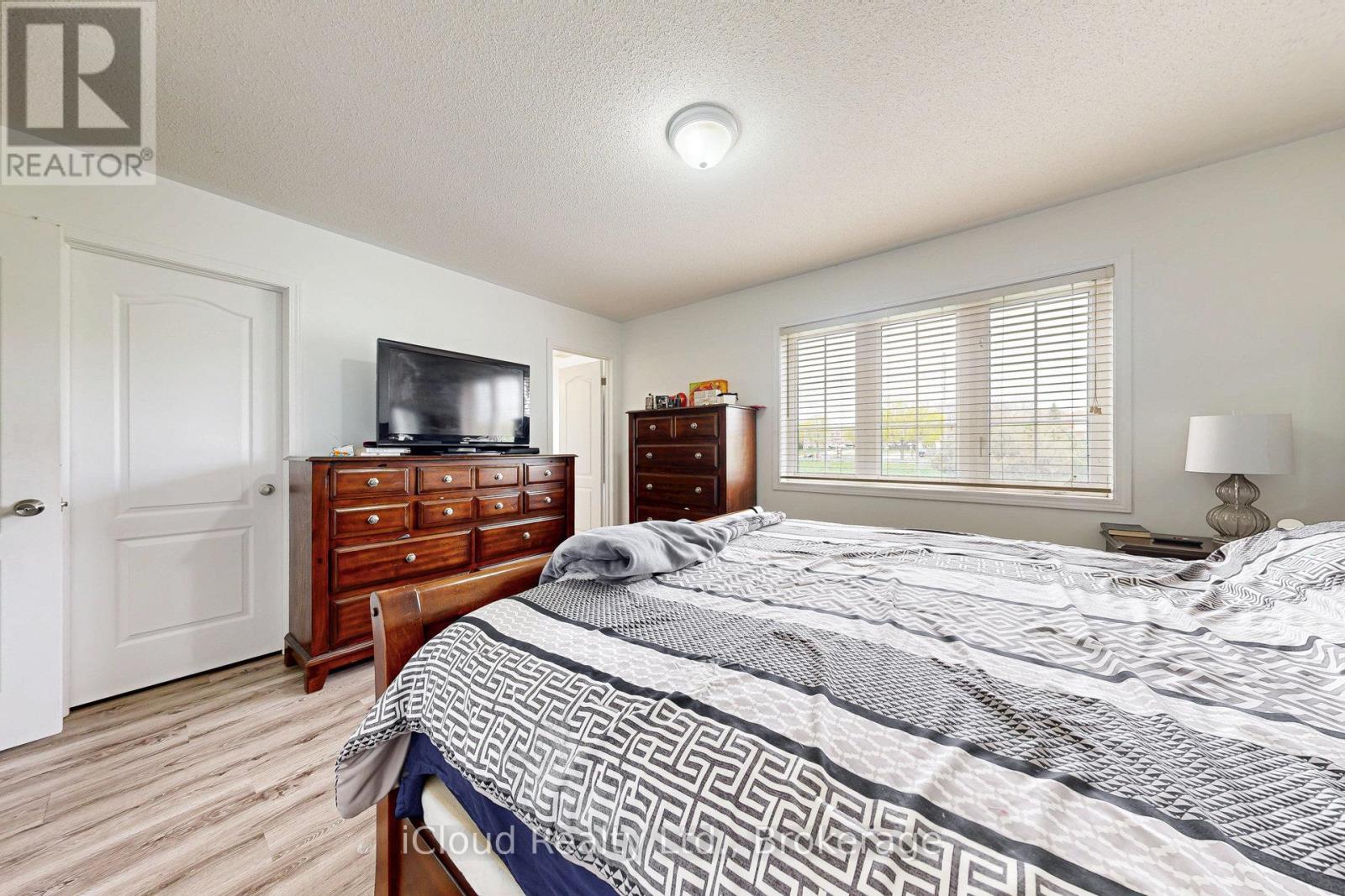 6 Mt Pleasant Avenue, Whitby (Blue Grass Meadows), Ontario  L1N 0C8 - Photo 38 - E12873508