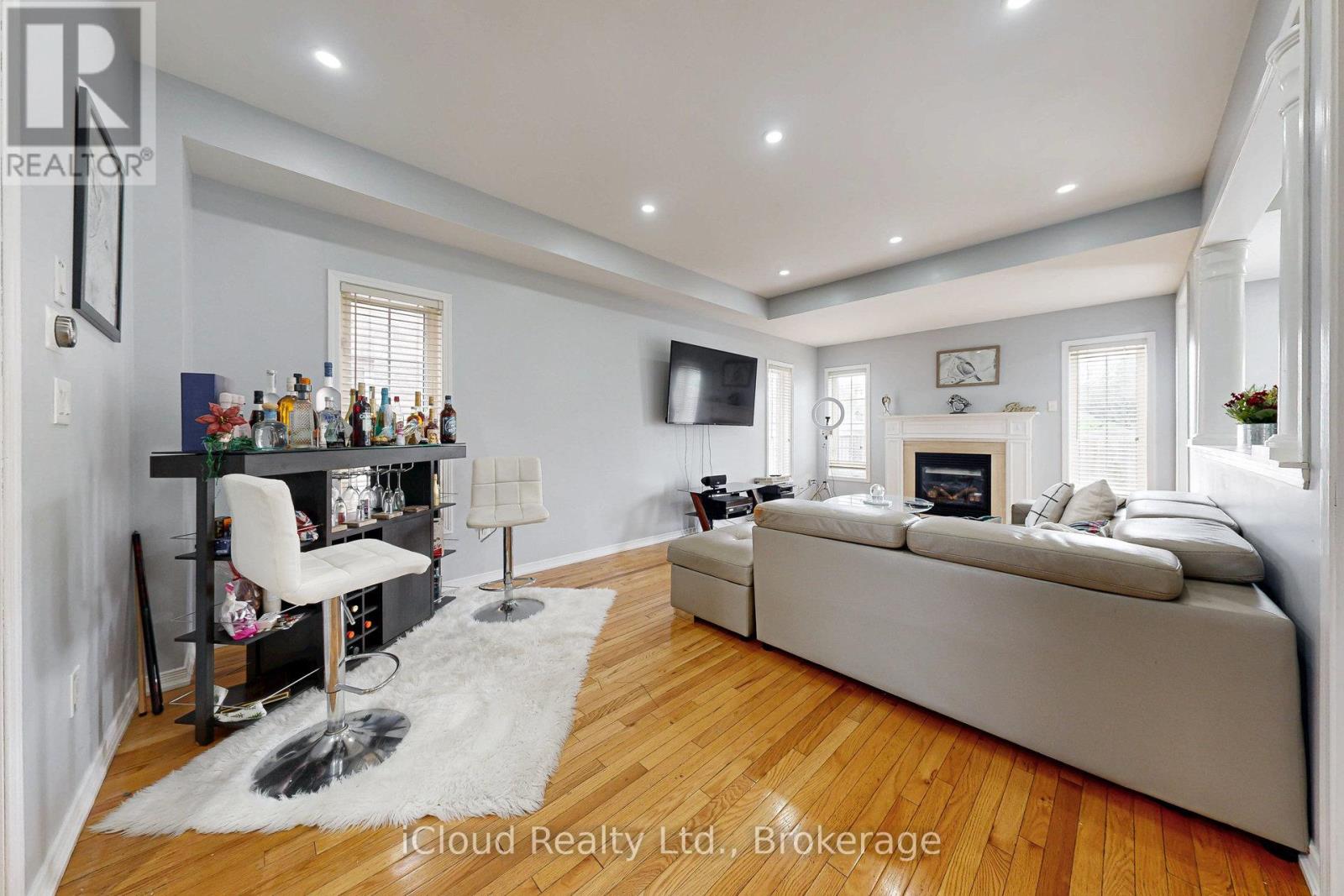 6 Mt Pleasant Avenue, Whitby (Blue Grass Meadows), Ontario  L1N 0C8 - Photo 8 - E12873508