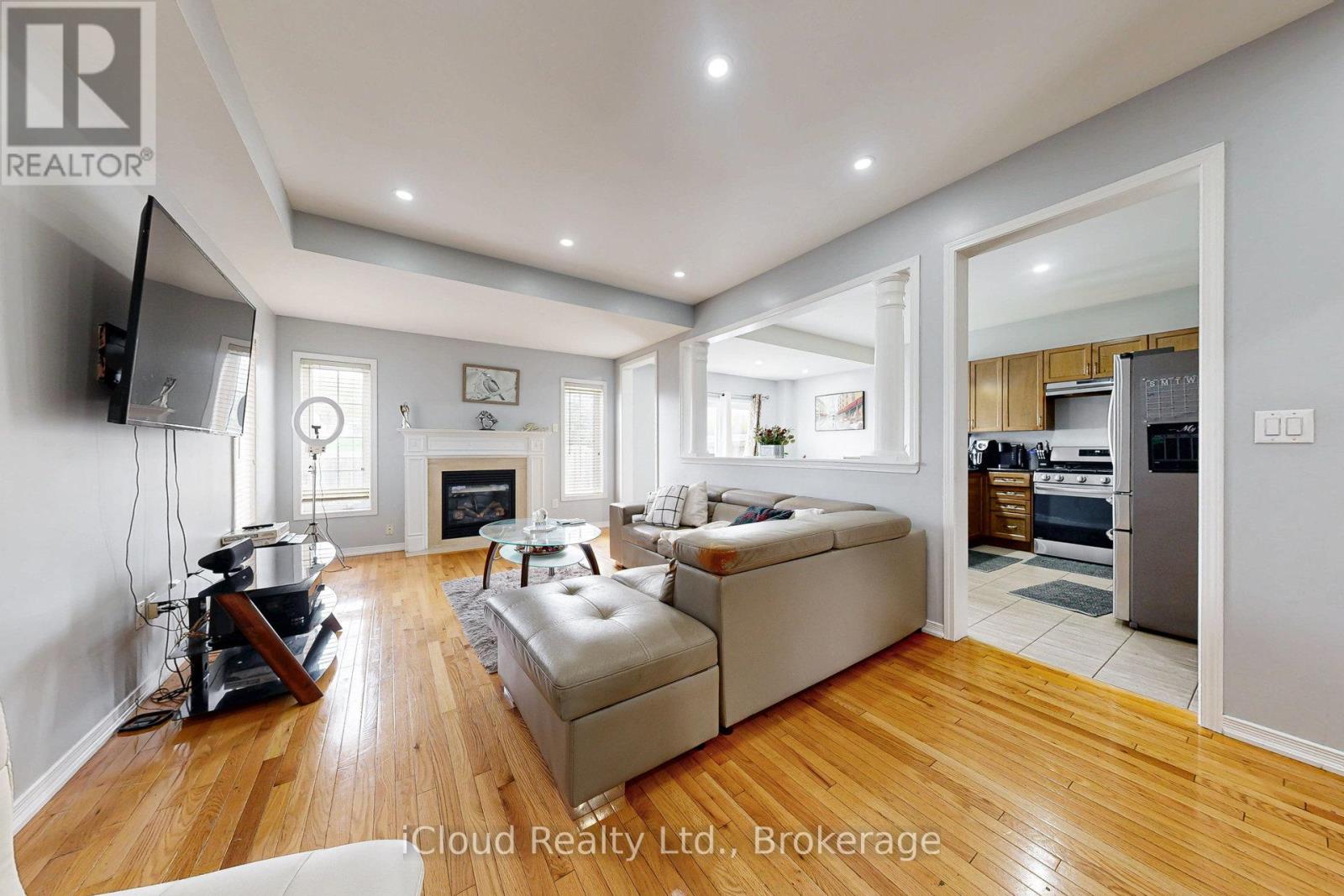 6 Mt Pleasant Avenue, Whitby (Blue Grass Meadows), Ontario  L1N 0C8 - Photo 9 - E12873508