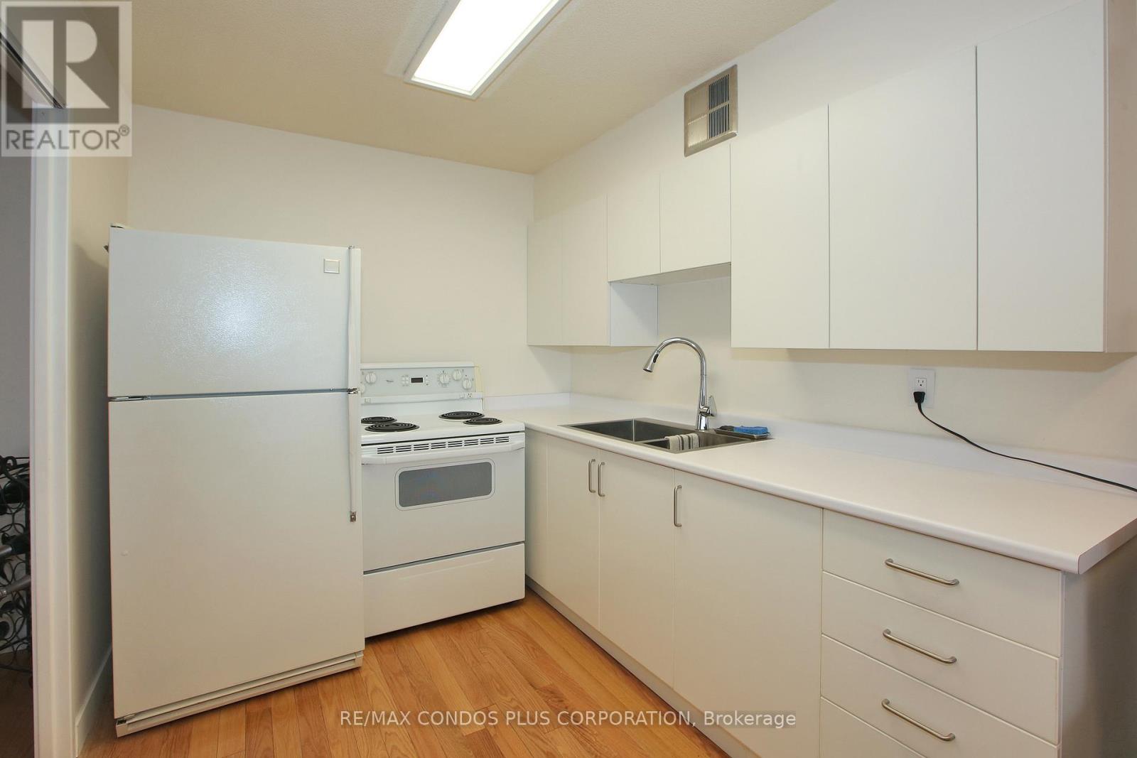 1605 - 260 Scarlett Road, Toronto, Ontario  M6N 4X6 - Photo 13 - W12860032