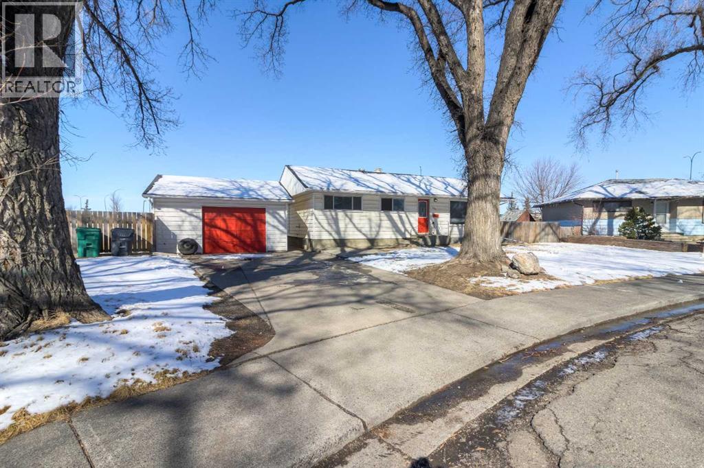 220 23 Street S, Lethbridge, Alberta  T1J 3M6 - Photo 1 - A2291546