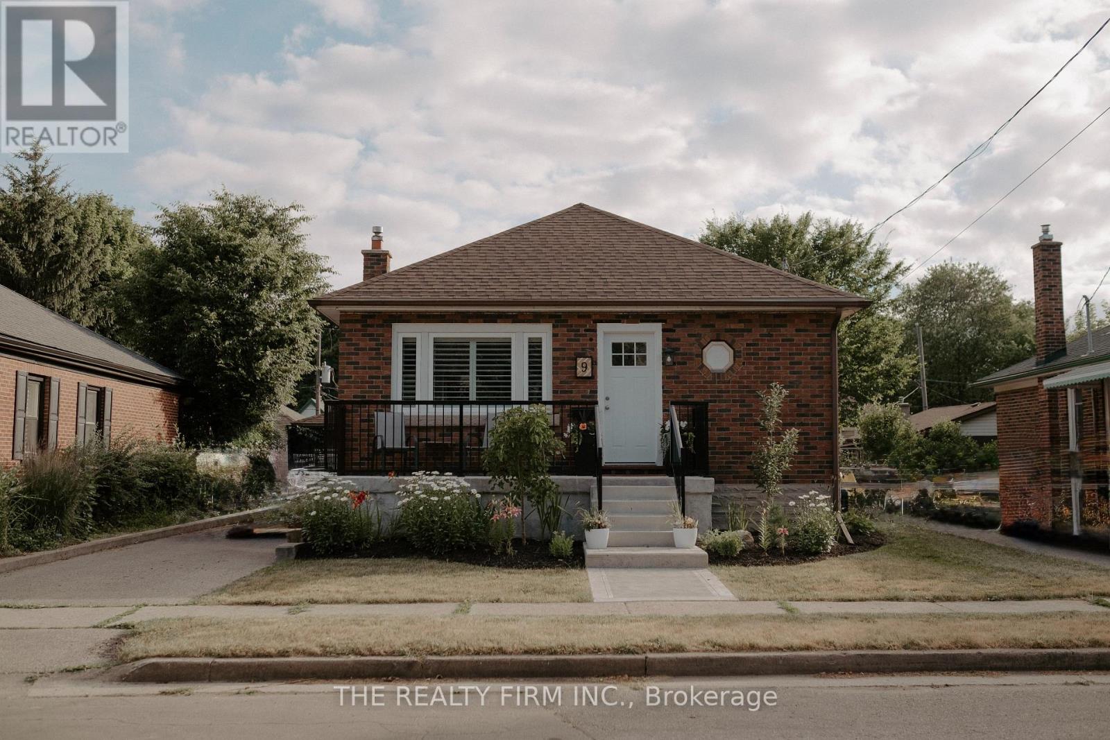 9 Dodds Avenue E, Guelph (St. Patrick's Ward), Ontario  N1E 5X2 - Photo 2 - X12873550