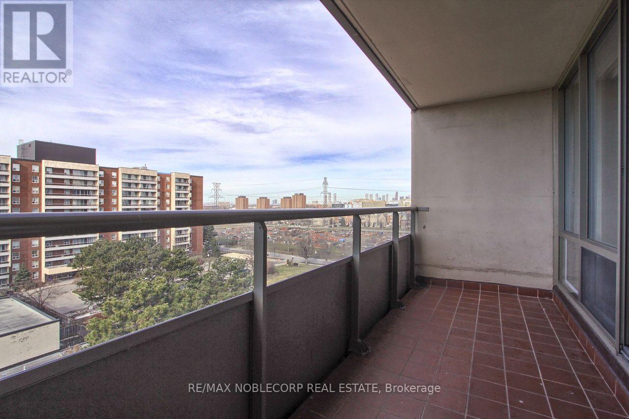 810 - 19 Four Winds Drive, Toronto, Ontario  M3J 2S9 - Photo 12 - W12867470