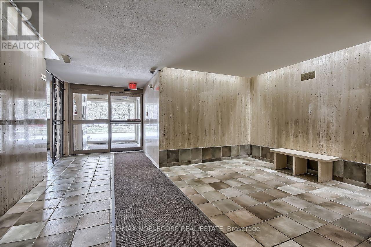 810 - 19 Four Winds Drive, Toronto, Ontario  M3J 2S9 - Photo 2 - W12867470