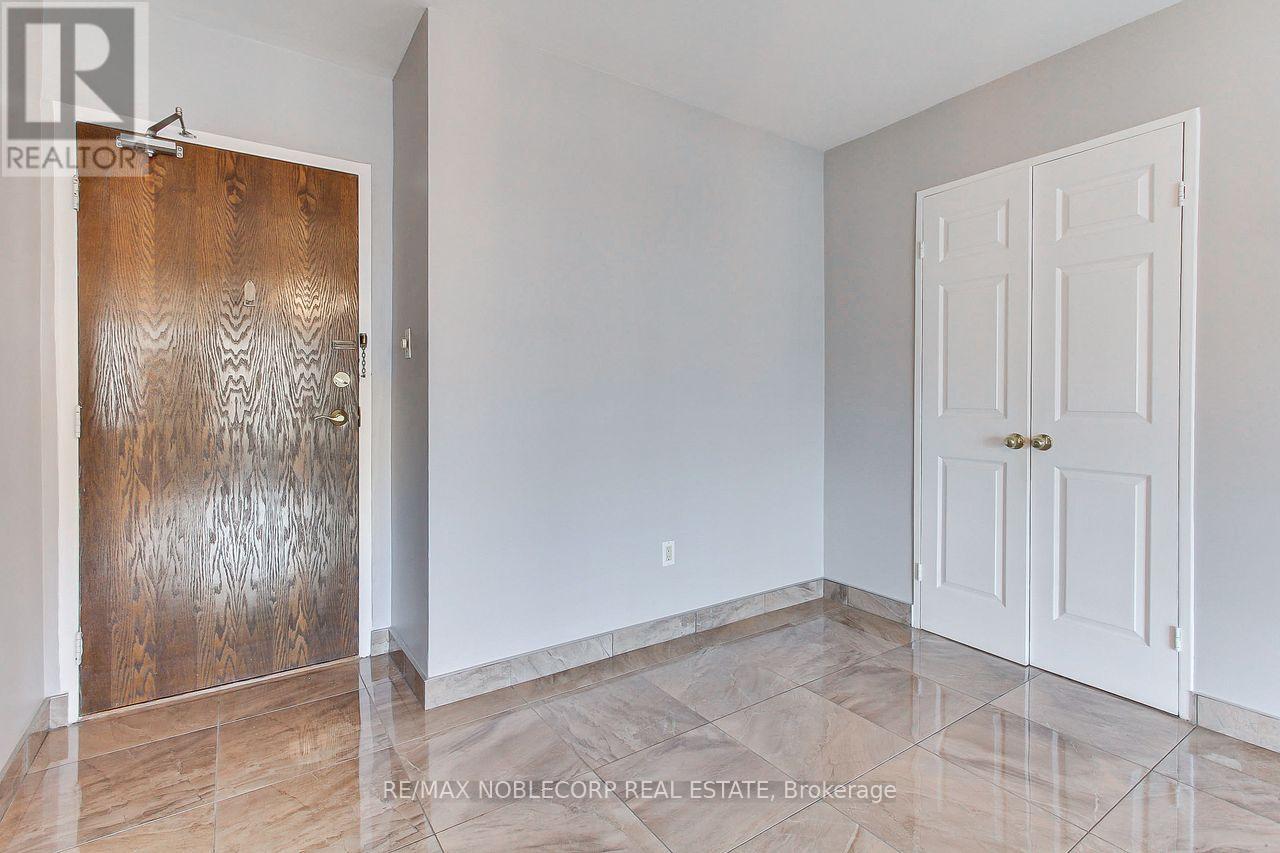 810 - 19 Four Winds Drive, Toronto, Ontario  M3J 2S9 - Photo 4 - W12867470