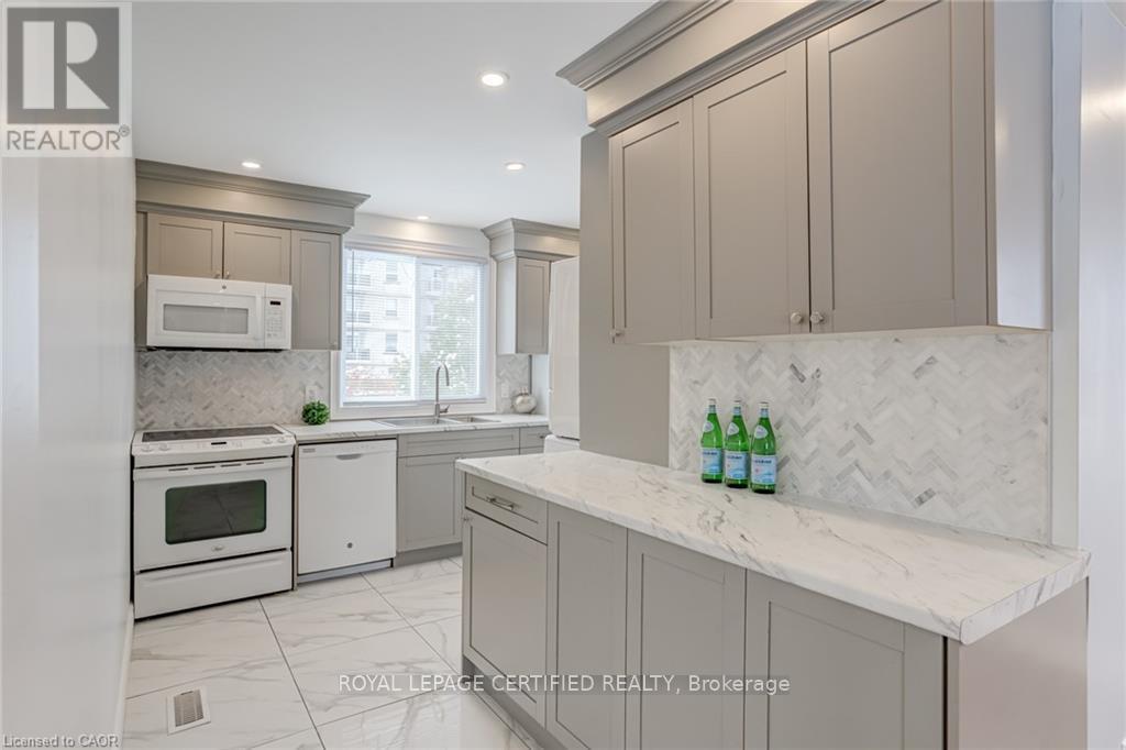 54 Duncombe Drive, Hamilton, Ontario  L9A 2G2 - Photo 5 - X12873524