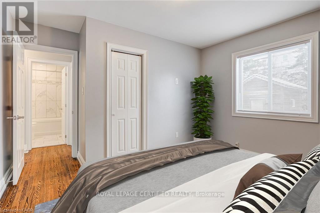 54 Duncombe Drive, Hamilton, Ontario  L9A 2G2 - Photo 9 - X12873524