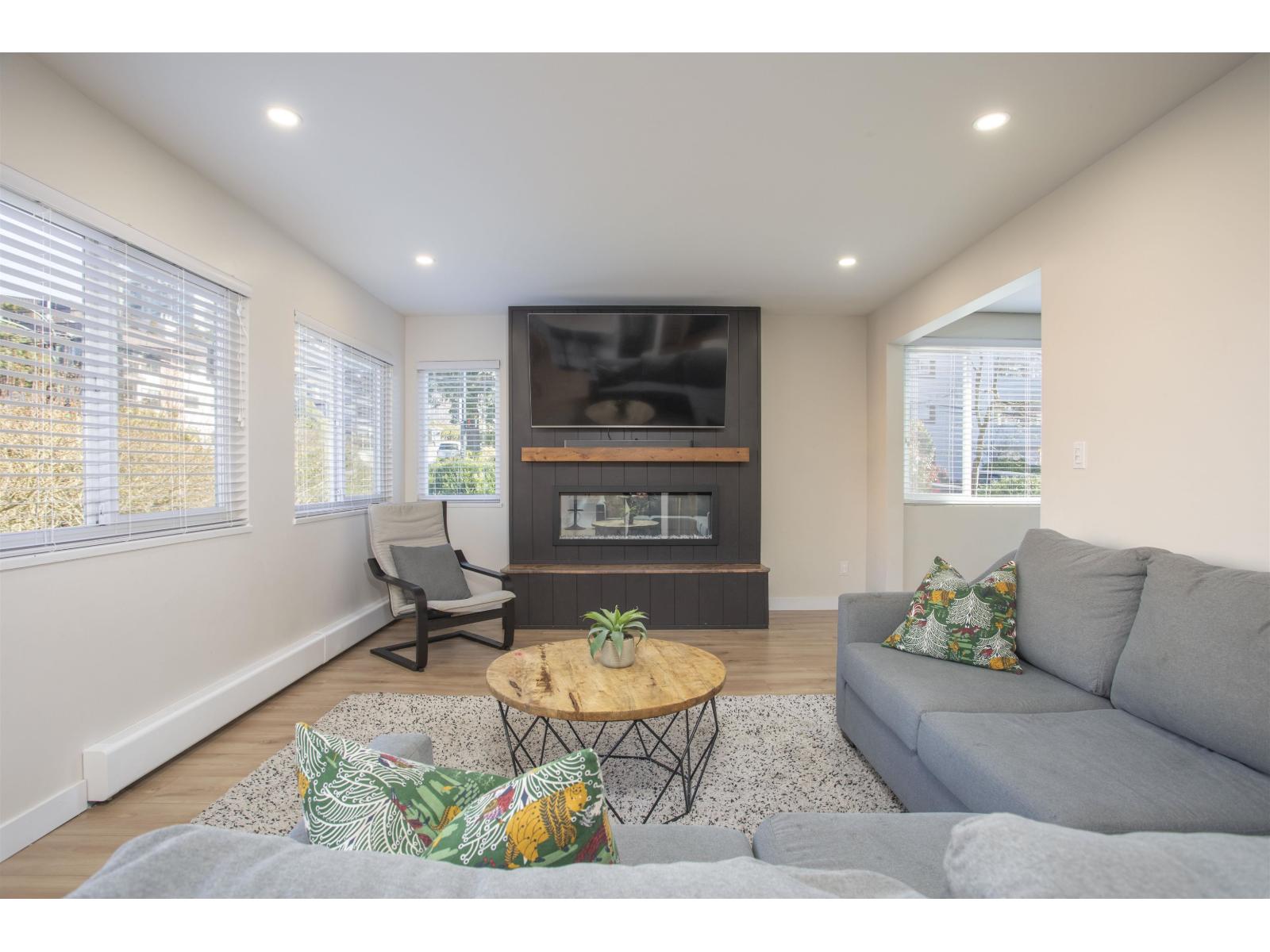 Listing Picture 3 of 37 : 202 1381 MARTIN STREET, White Rock - 魯藝地產 Yvonne Lu Group - MLS Medallion Club Member