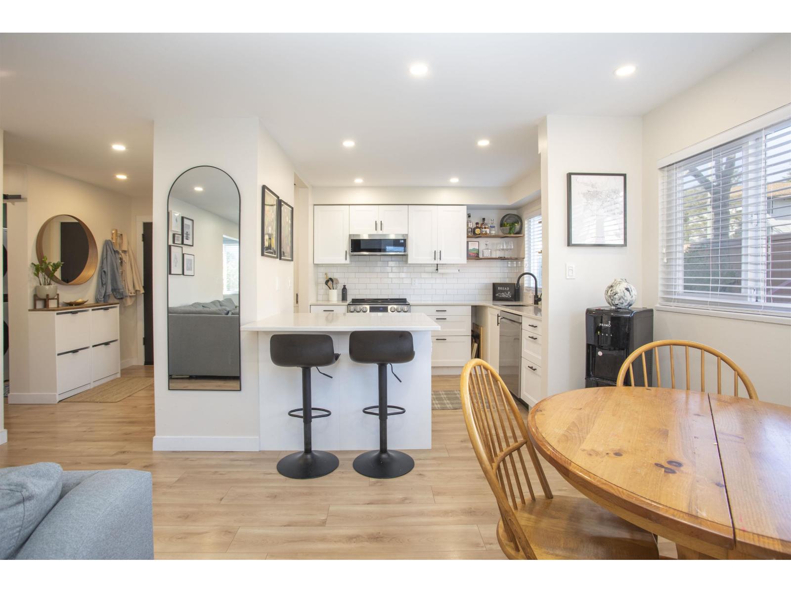 Listing Picture 7 of 37 : 202 1381 MARTIN STREET, White Rock - 魯藝地產 Yvonne Lu Group - MLS Medallion Club Member