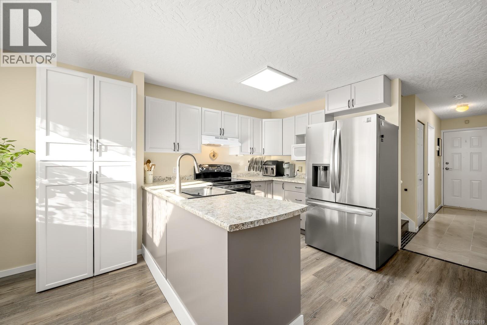 A 2284 1st St, Courtenay, British Columbia  V9N 8X8 - Photo 3 - 1028619