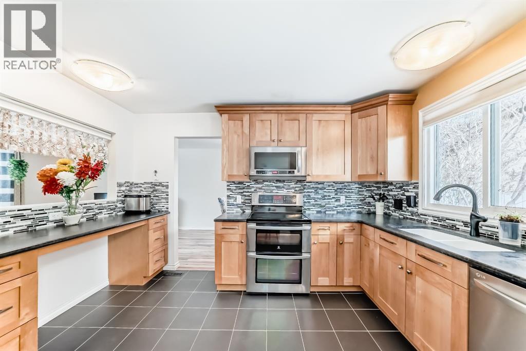 236 Pinecliff Way Ne, Calgary, Alberta  T1Y 3X3 - Photo 2 - A2285050