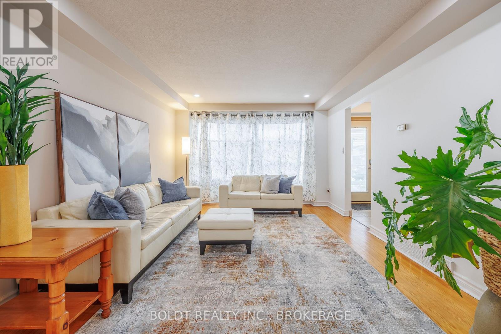 6760 Wilinger Street, Niagara Falls, Ontario  L2J 2B3 - Photo 3 - X12873676