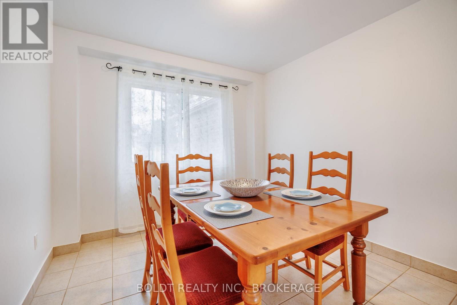 6760 Wilinger Street, Niagara Falls, Ontario  L2J 2B3 - Photo 4 - X12873676