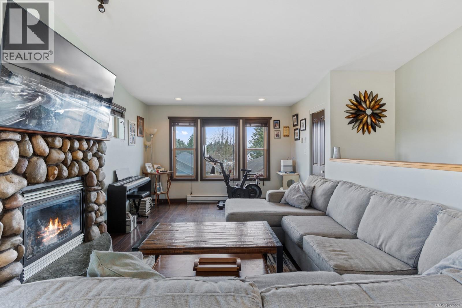 2735 Rydal Ave, Cumberland, British Columbia  V0R 1S0 - Photo 2 - 1028603