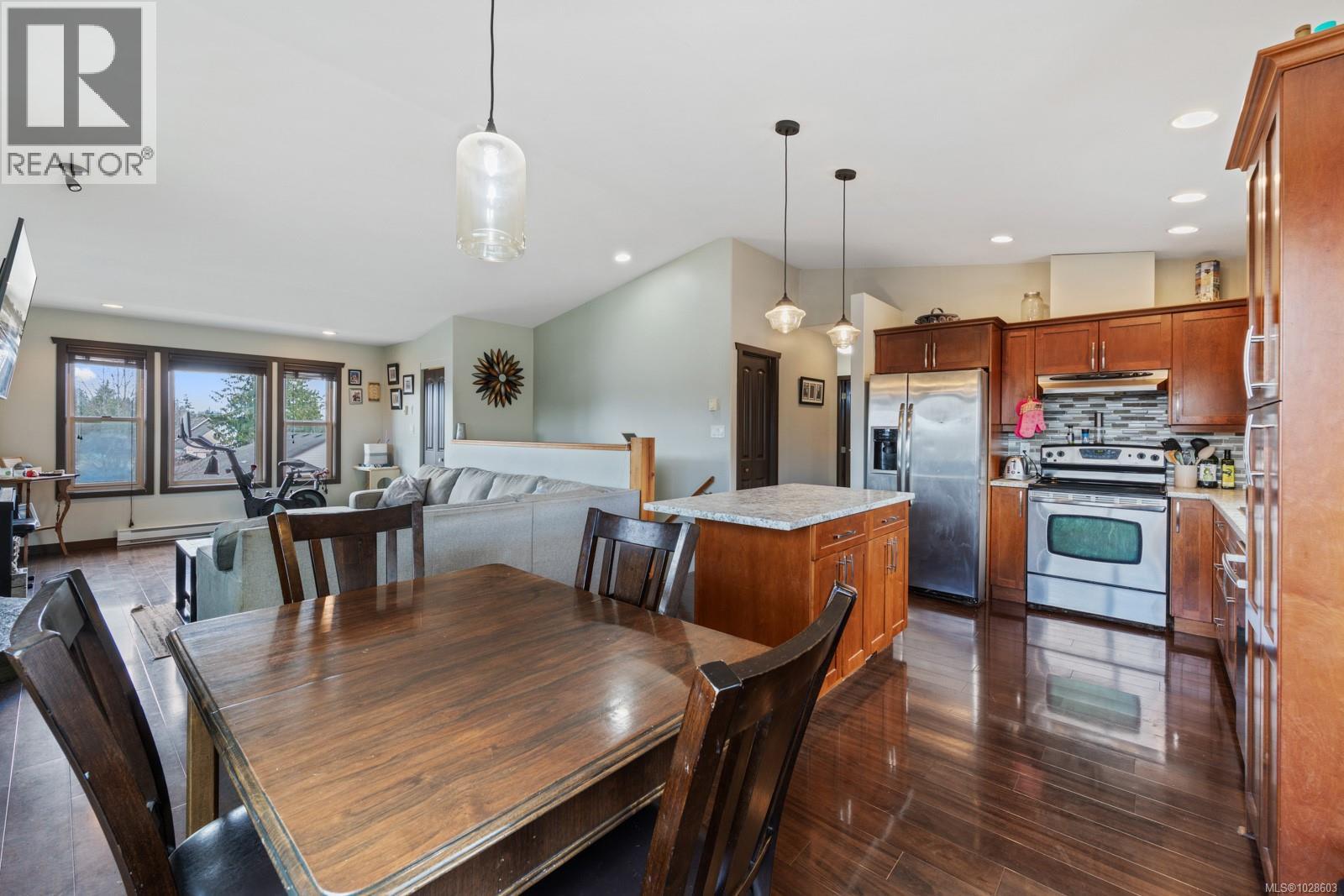 2735 Rydal Ave, Cumberland, British Columbia  V0R 1S0 - Photo 3 - 1028603