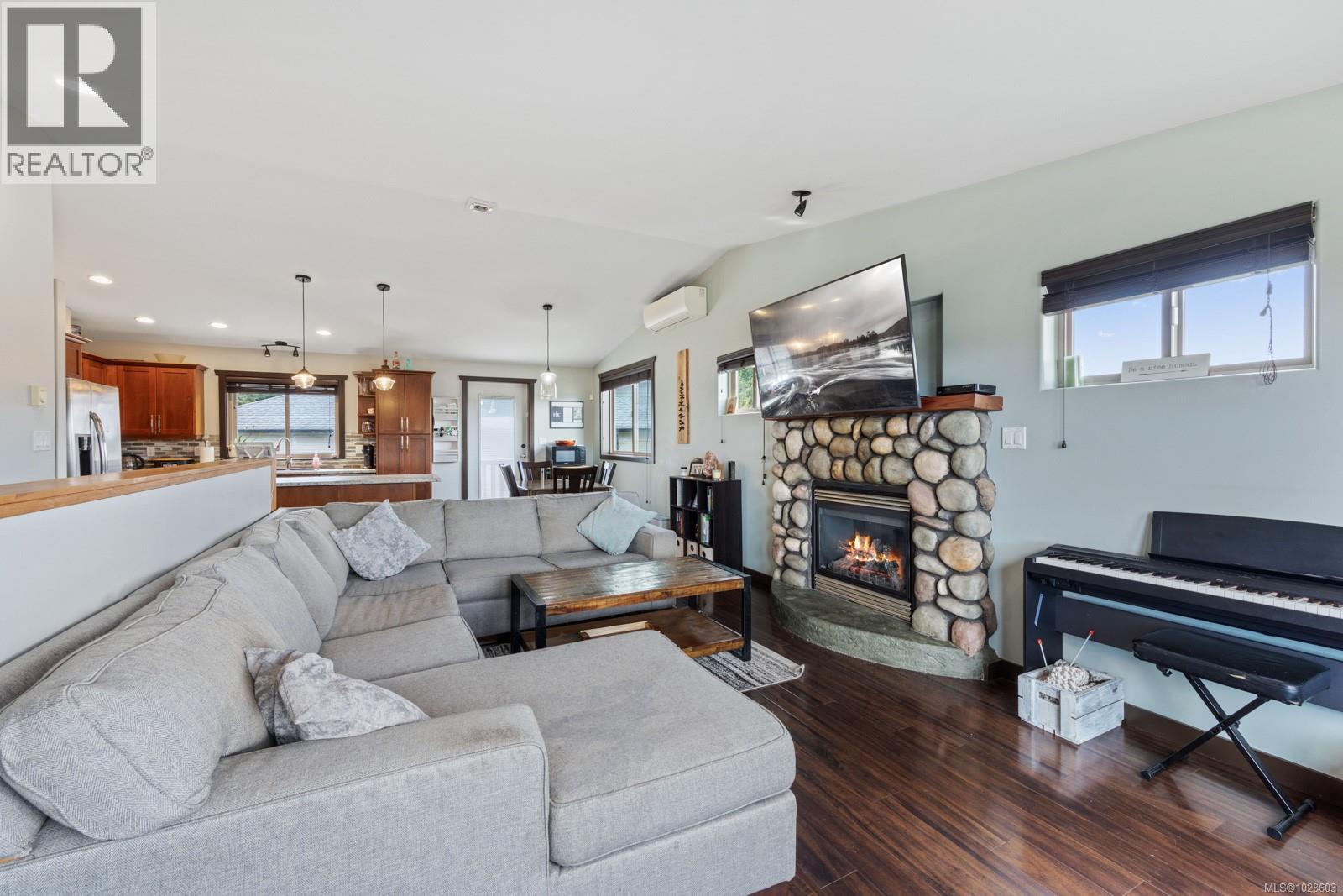 2735 Rydal Ave, Cumberland, British Columbia  V0R 1S0 - Photo 9 - 1028603