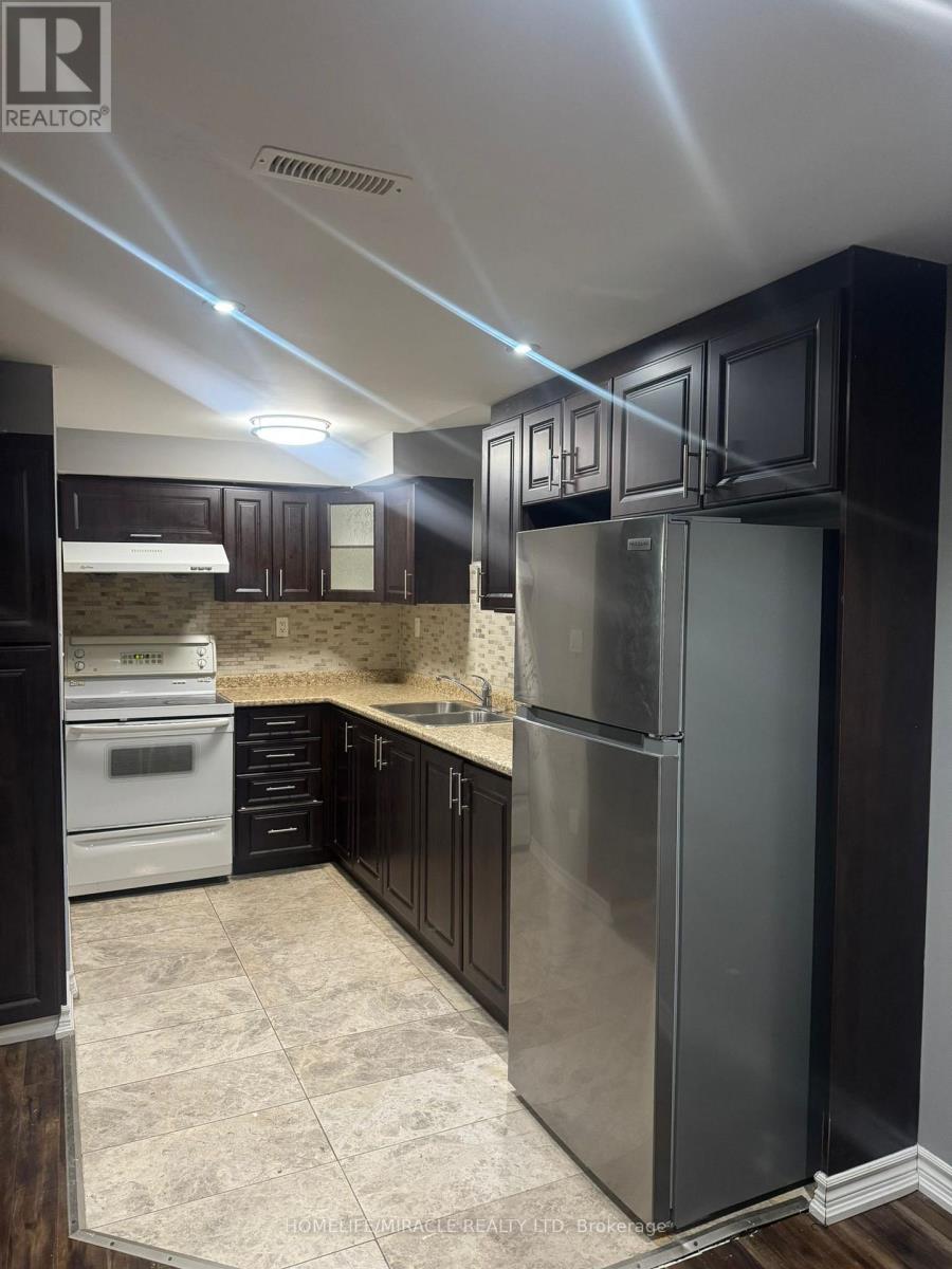 32 Kilkarrin Road W, Brampton, Ontario  L7A 0G1 - Photo 4 - W12873672