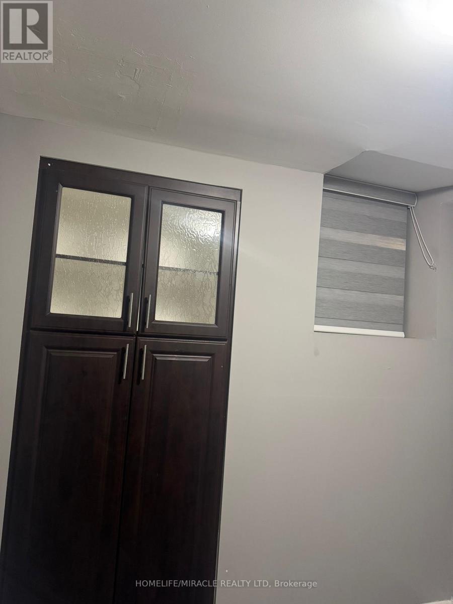 32 Kilkarrin Road W, Brampton, Ontario  L7A 0G1 - Photo 5 - W12873672