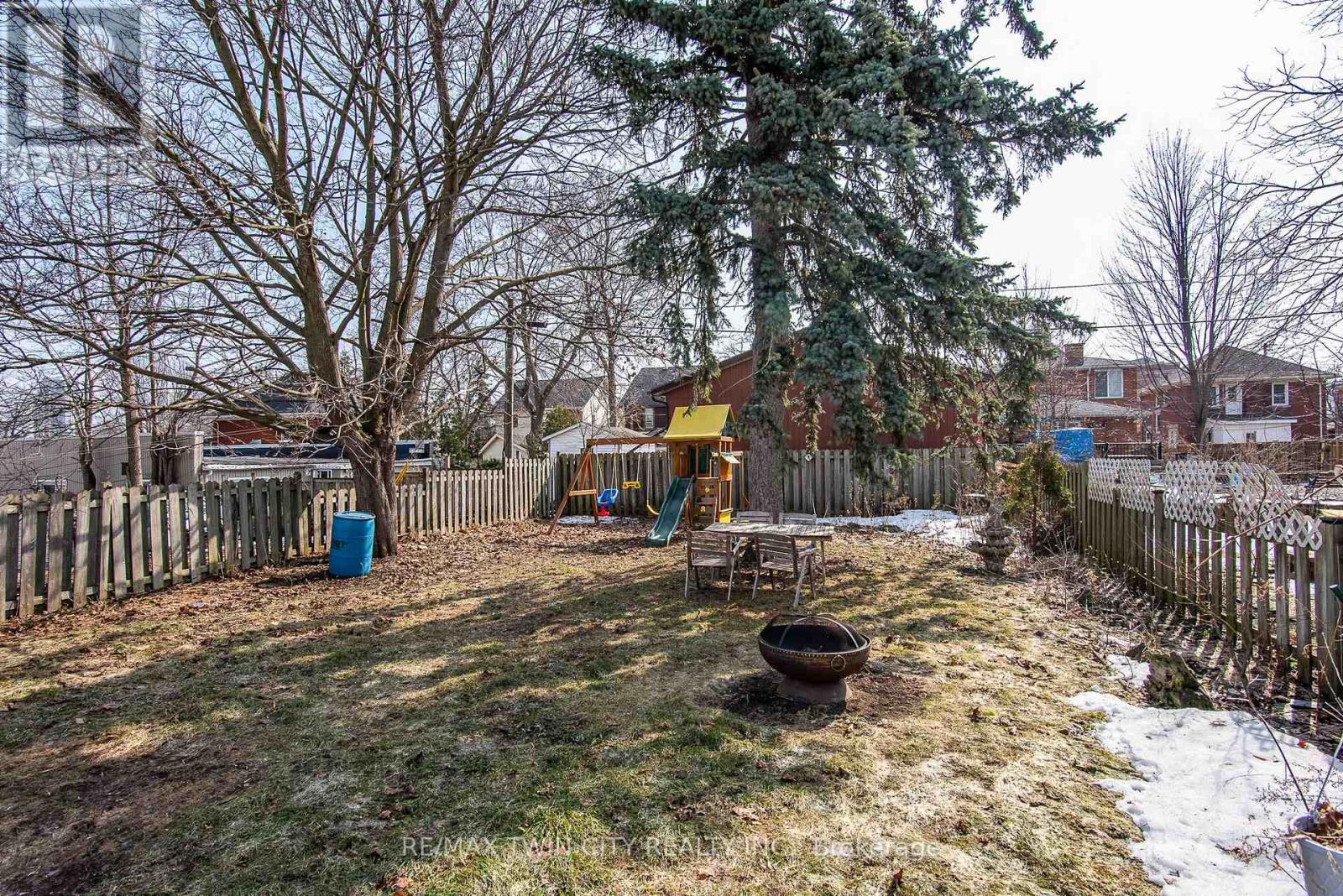 15 Herlan Avenue, Kitchener, Ontario  N2G 2C4 - Photo 10 - X12873658