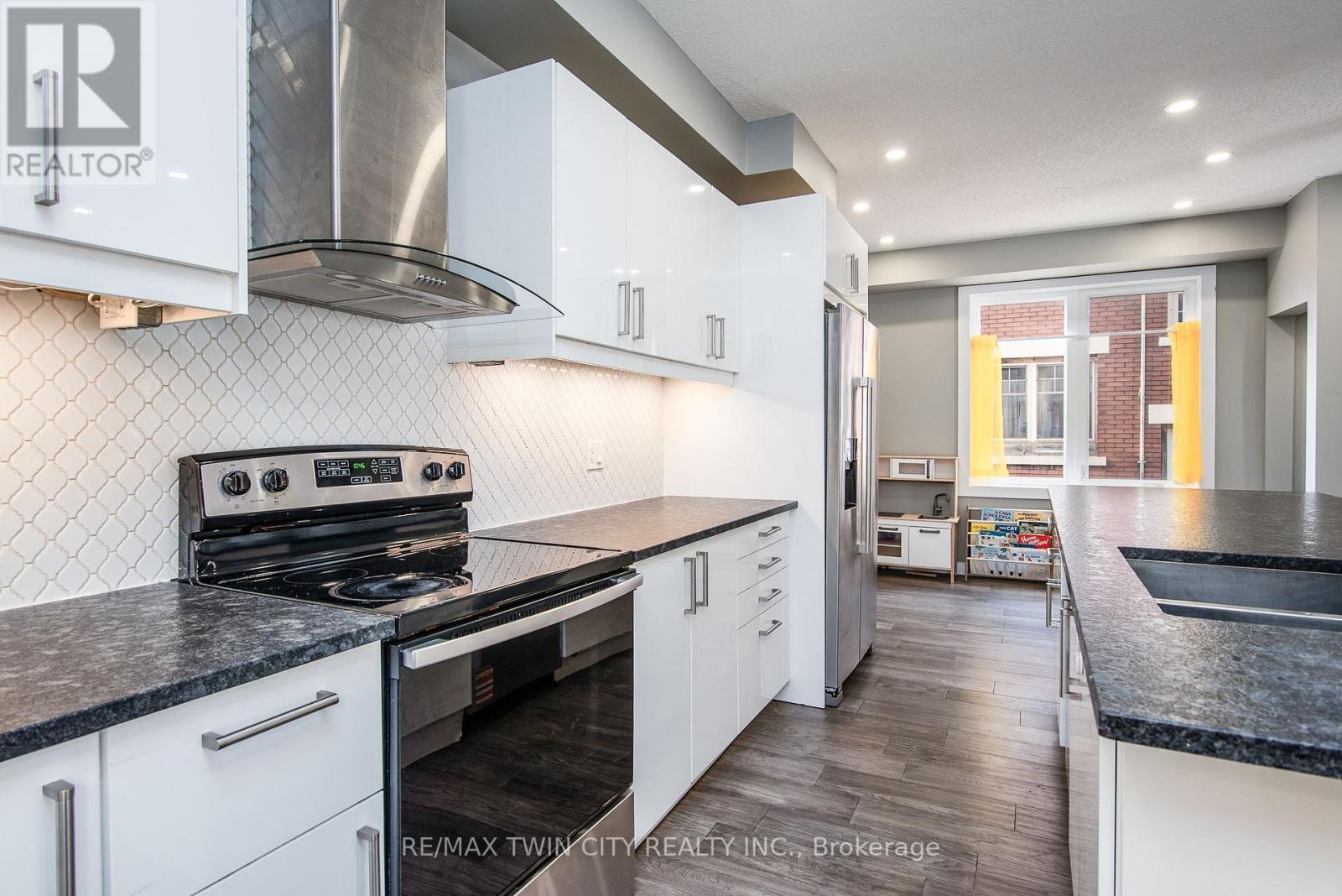 15 Herlan Avenue, Kitchener, Ontario  N2G 2C4 - Photo 19 - X12873658