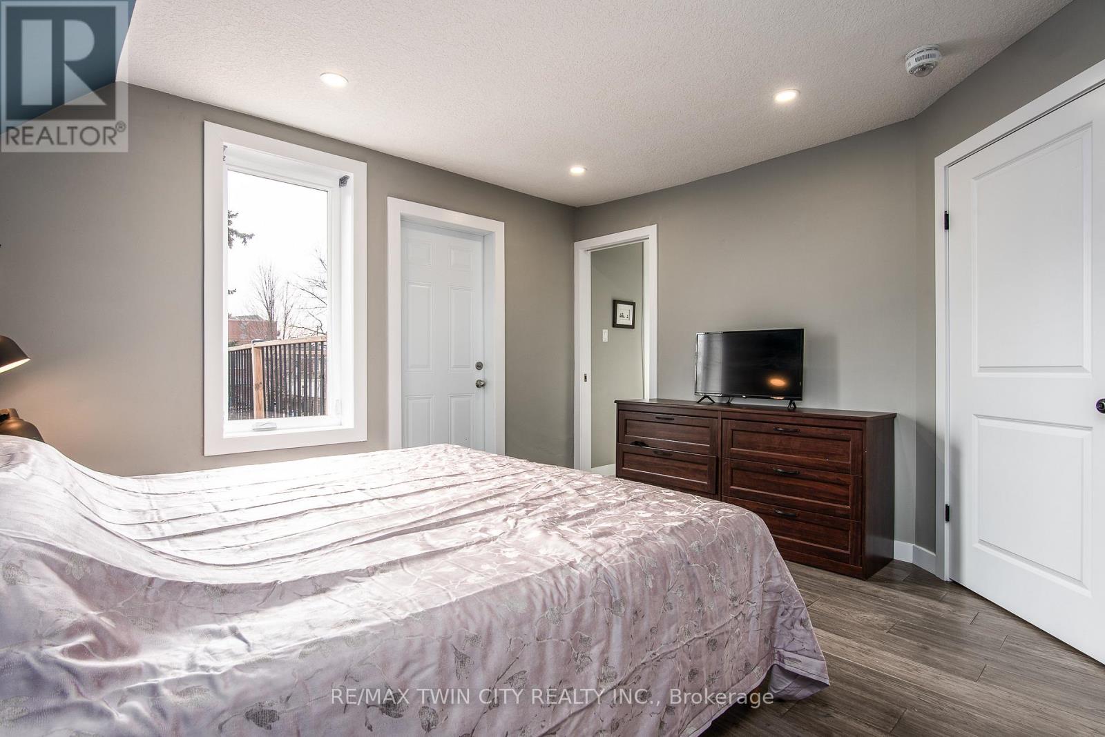 15 Herlan Avenue, Kitchener, Ontario  N2G 2C4 - Photo 24 - X12873658