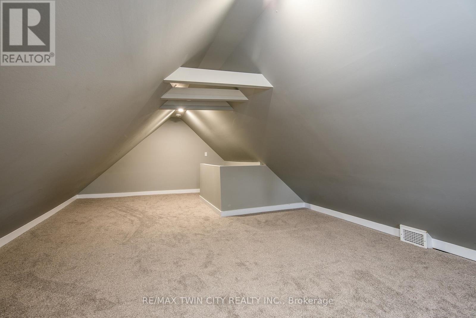 15 Herlan Avenue, Kitchener, Ontario  N2G 2C4 - Photo 36 - X12873658