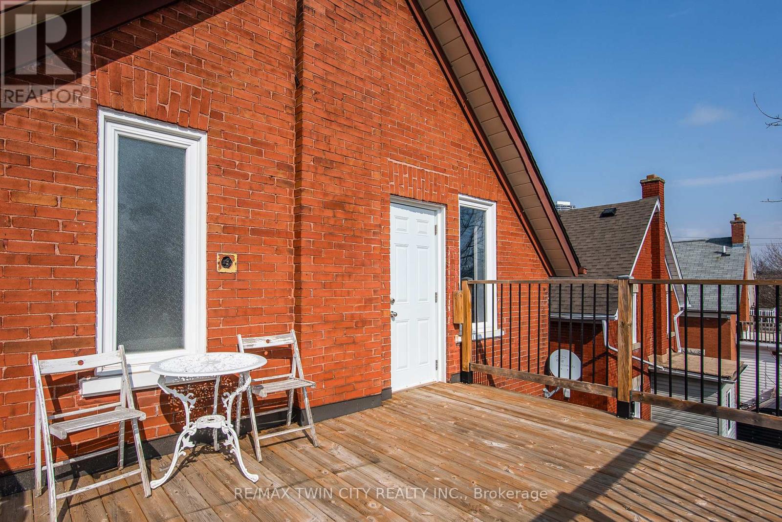 15 Herlan Avenue, Kitchener, Ontario  N2G 2C4 - Photo 4 - X12873658