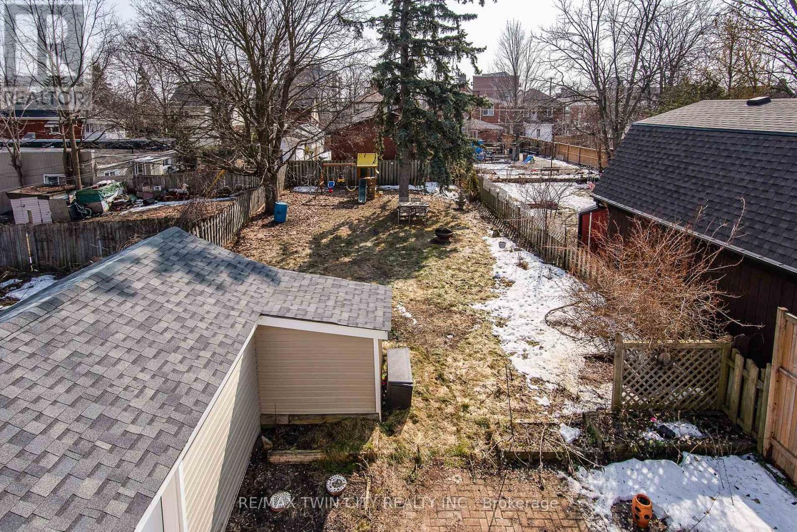 15 Herlan Avenue, Kitchener, Ontario  N2G 2C4 - Photo 5 - X12873658