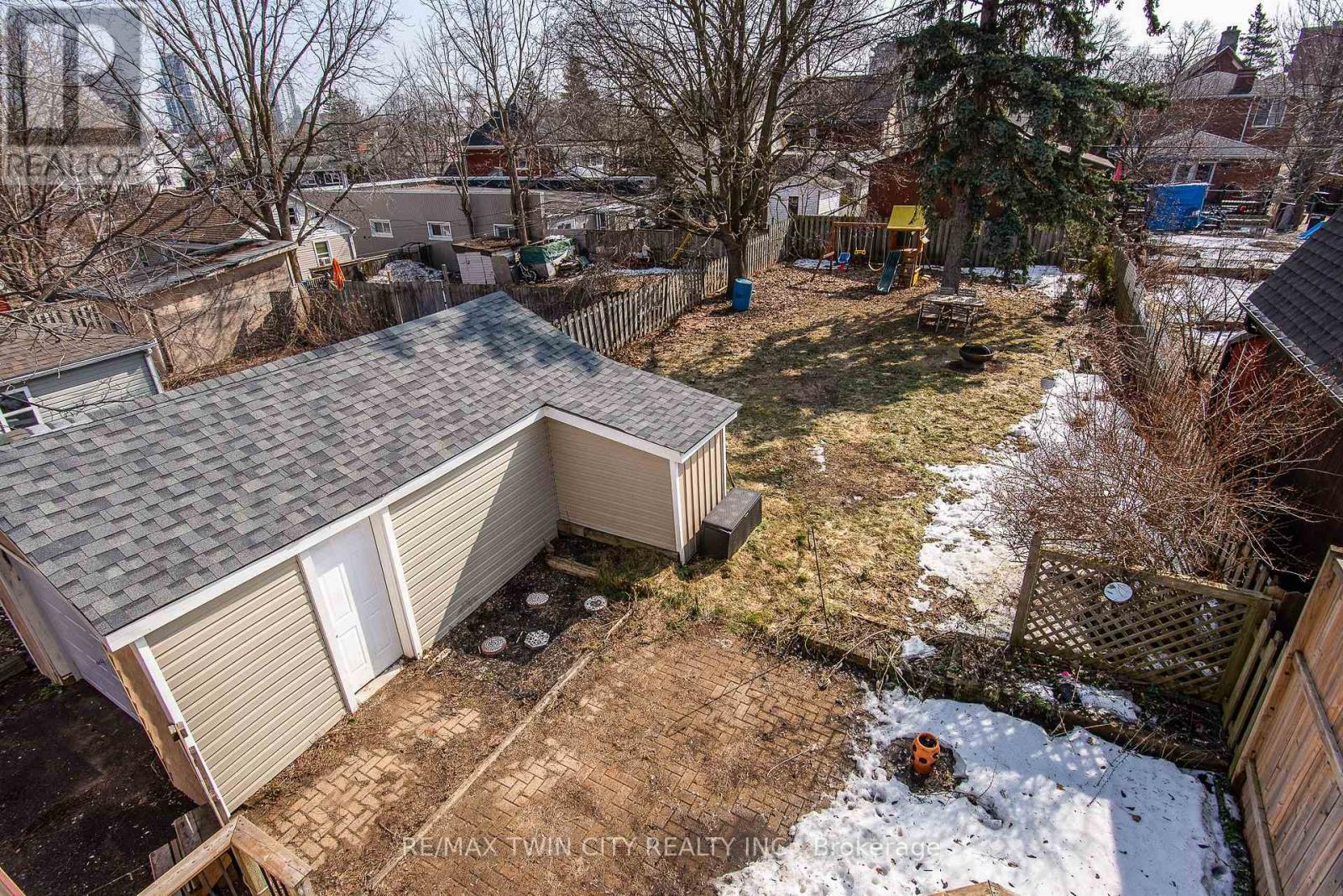 15 Herlan Avenue, Kitchener, Ontario  N2G 2C4 - Photo 6 - X12873658