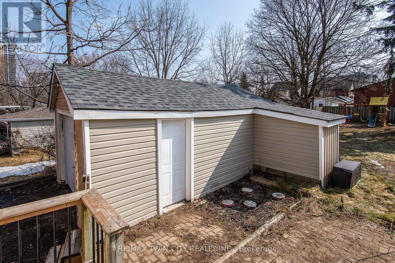 15 Herlan Avenue, Kitchener, Ontario  N2G 2C4 - Photo 8 - X12873658