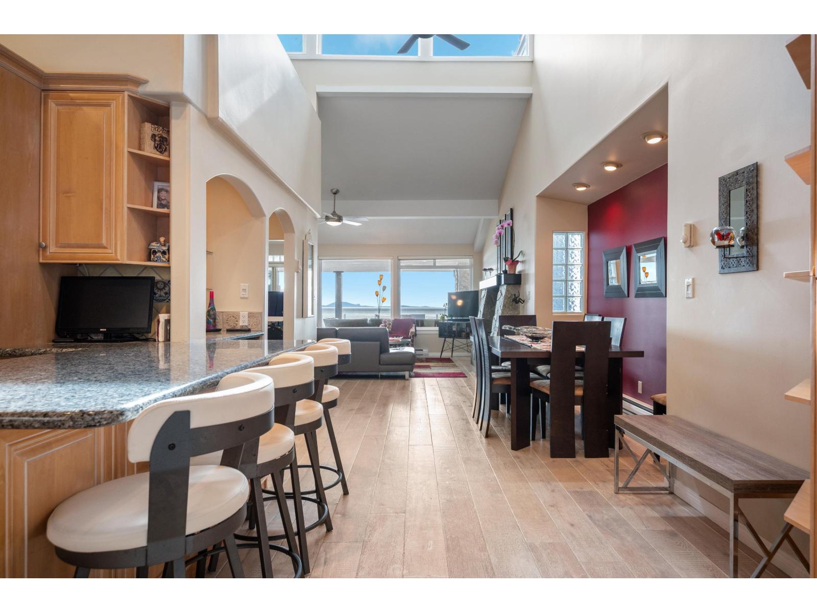 15456 Columbia Avenue, White Rock, British Columbia  V4B 1K2 - Photo 5 - R3098251