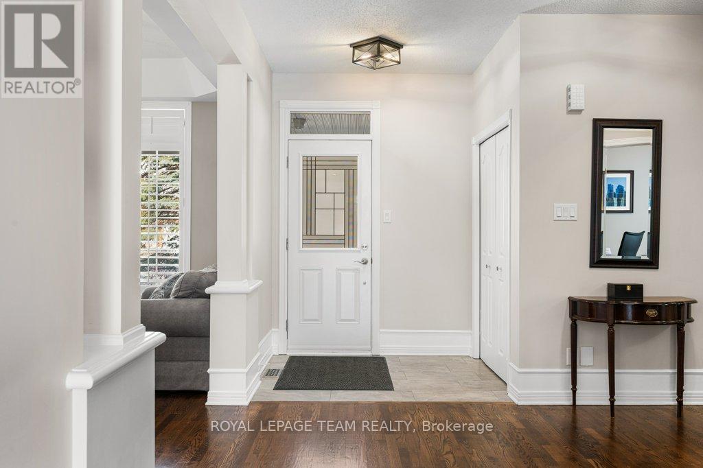 8 Thunderbird Crescent, Ottawa, Ontario  K2M 2V7 - Photo 5 - X12873668