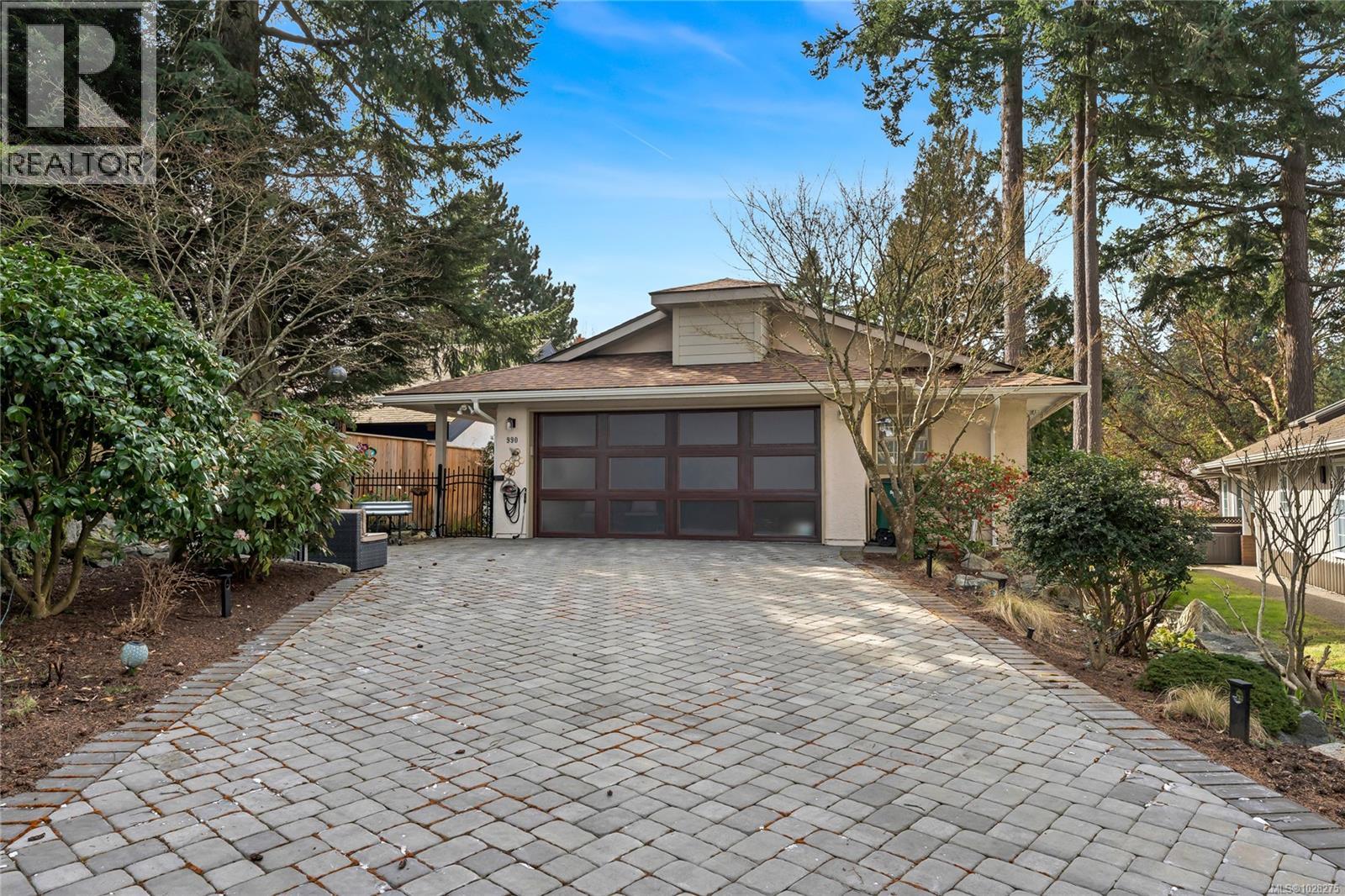 990 Scottswood Close, Saanich, British Columbia