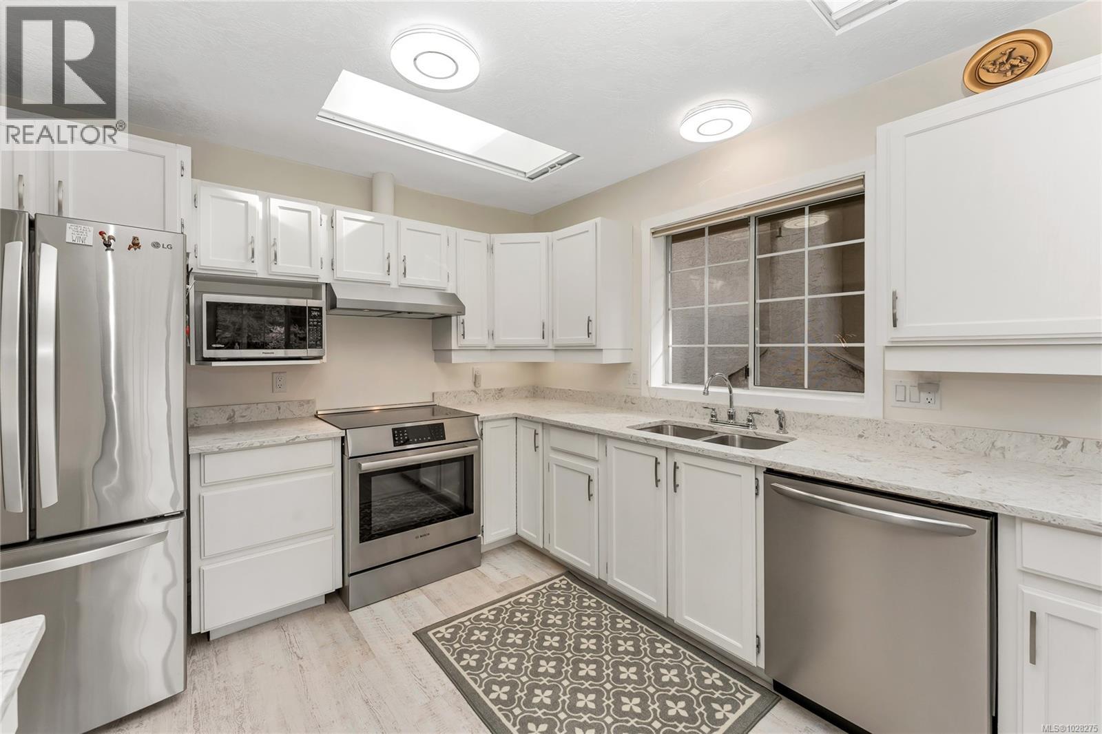 990 Scottswood Close, Saanich, British Columbia  V8Y 2V1 - Photo 3 - 1028275