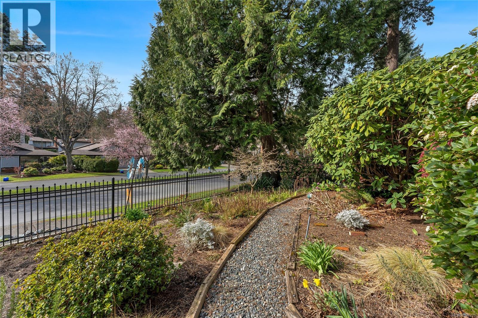 990 Scottswood Close, Saanich, British Columbia  V8Y 2V1 - Photo 36 - 1028275