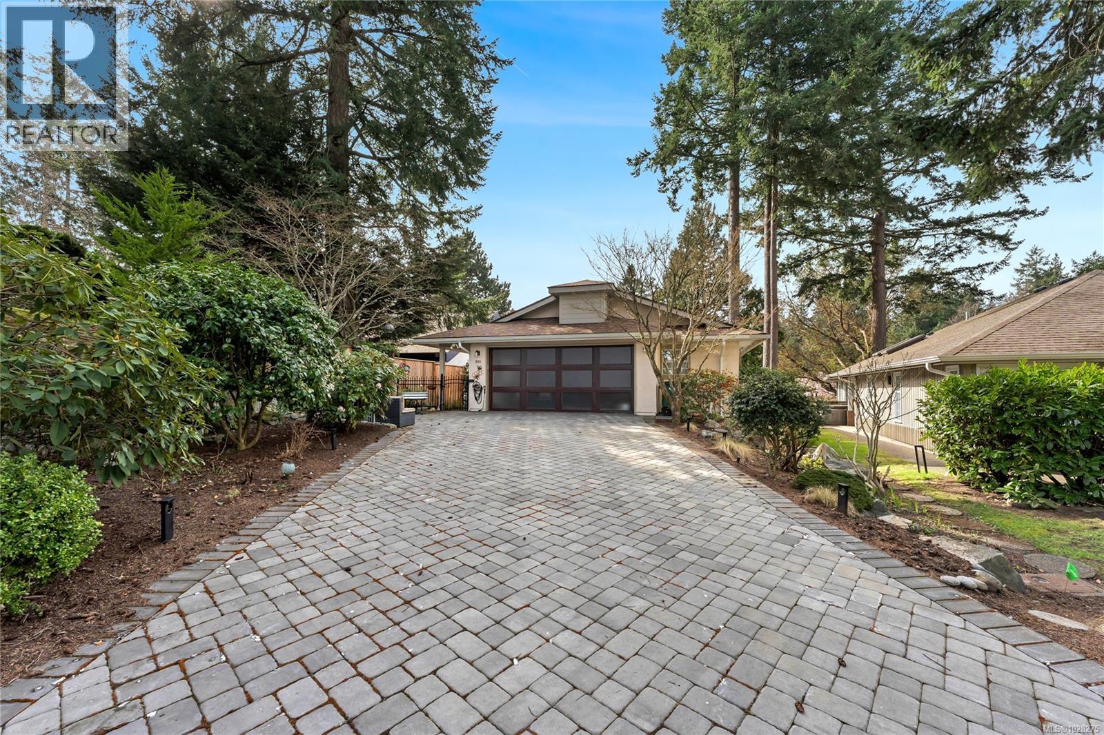 990 Scottswood Close, Saanich, British Columbia  V8Y 2V1 - Photo 33 - 1028275