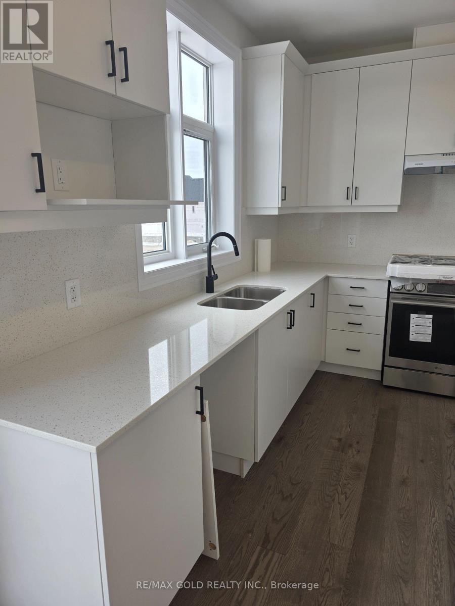 8 Vinnicombe Drive, Oro-Medonte, Ontario  L0L 2L0 - Photo 12 - S12873762