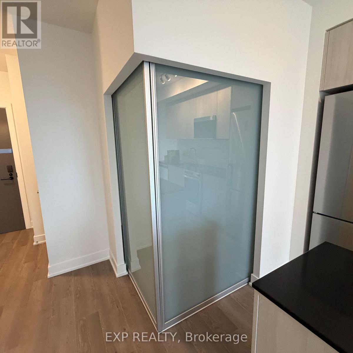 409 - 2088 James Street, Burlington, Ontario  L7R 1H6 - Photo 11 - W12873756