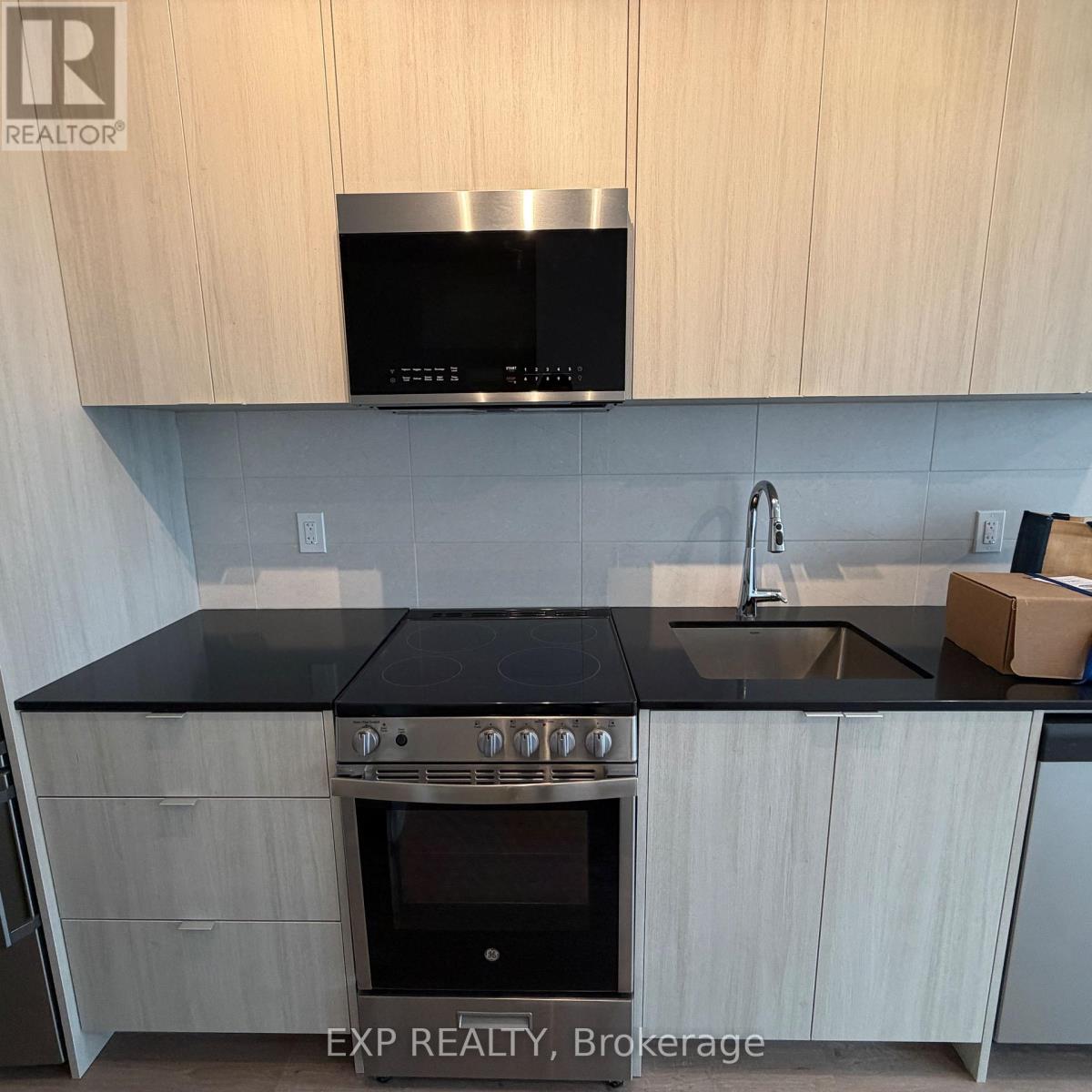 409 - 2088 James Street, Burlington, Ontario  L7R 1H6 - Photo 3 - W12873756