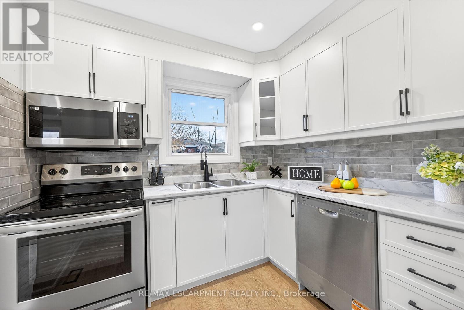 5 - 74 Ellis Avenue, Hamilton, Ontario  L8H 4L9 - Photo 3 - X12873796